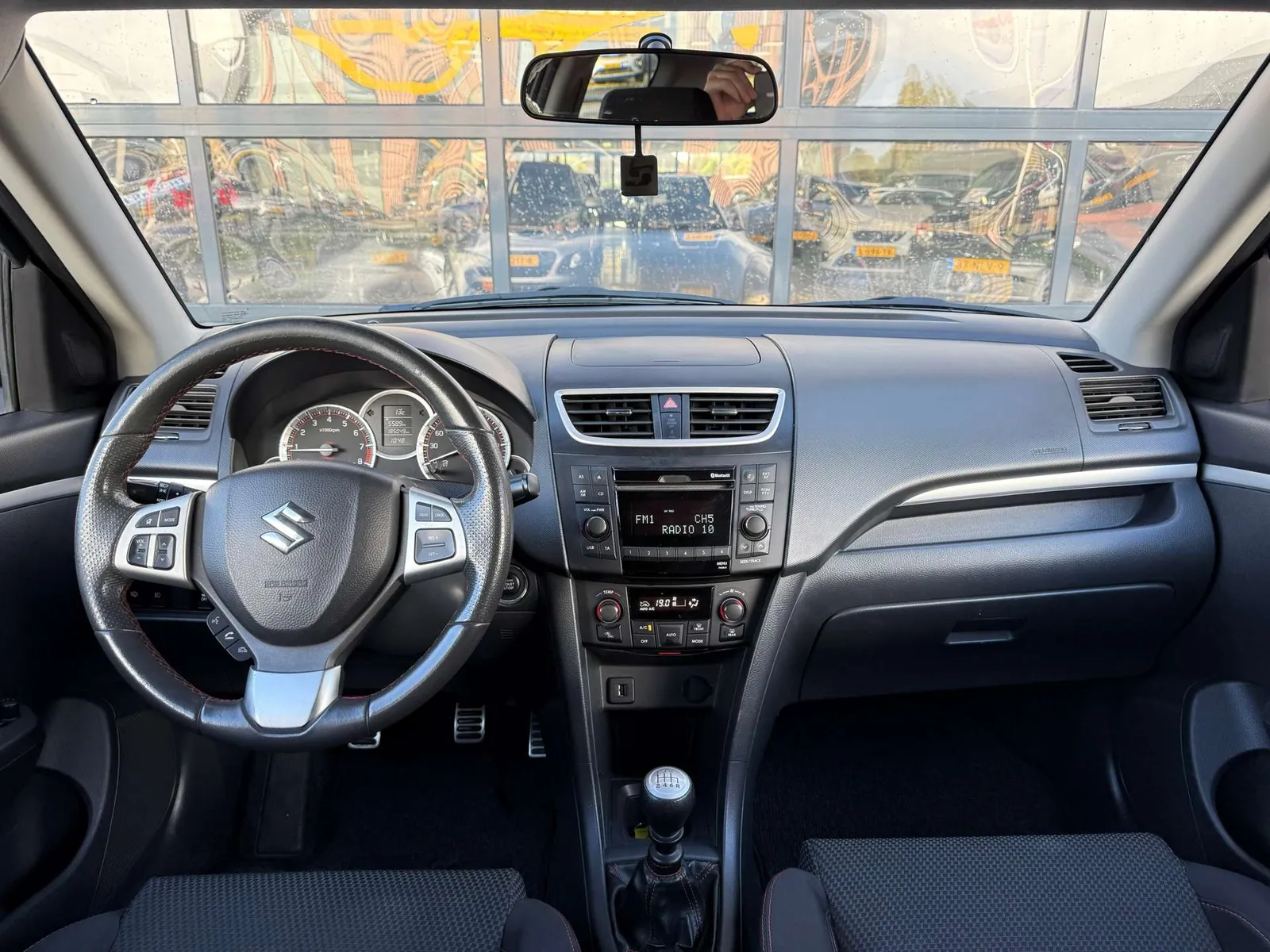 Suzuki Swift 2012 photo 3