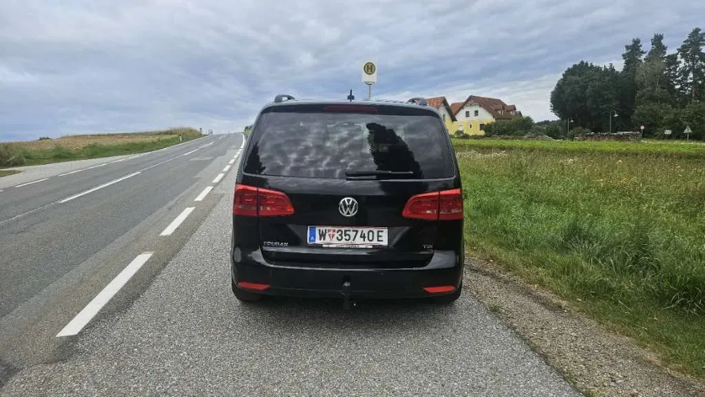 Volkswagen Touran 2011 photo 3