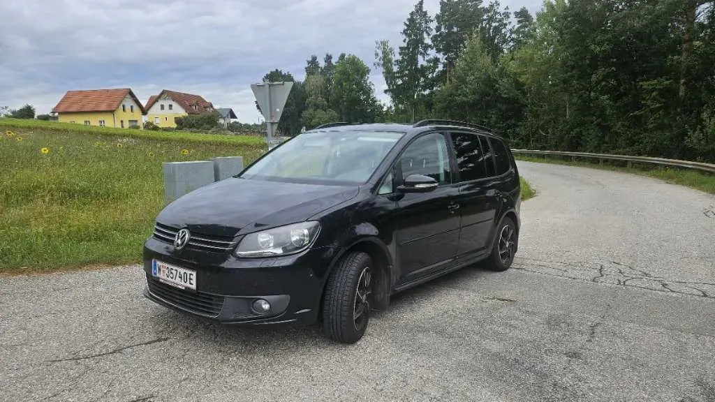 Volkswagen Touran 2011 photo 2
