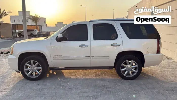 GMC Denali 2012 photo 2
