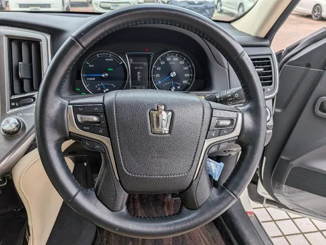 Toyota Crown Hybrid 2017 photo 3