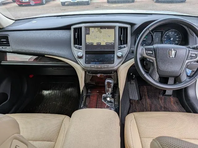 Toyota Crown Hybrid 2017 photo 2