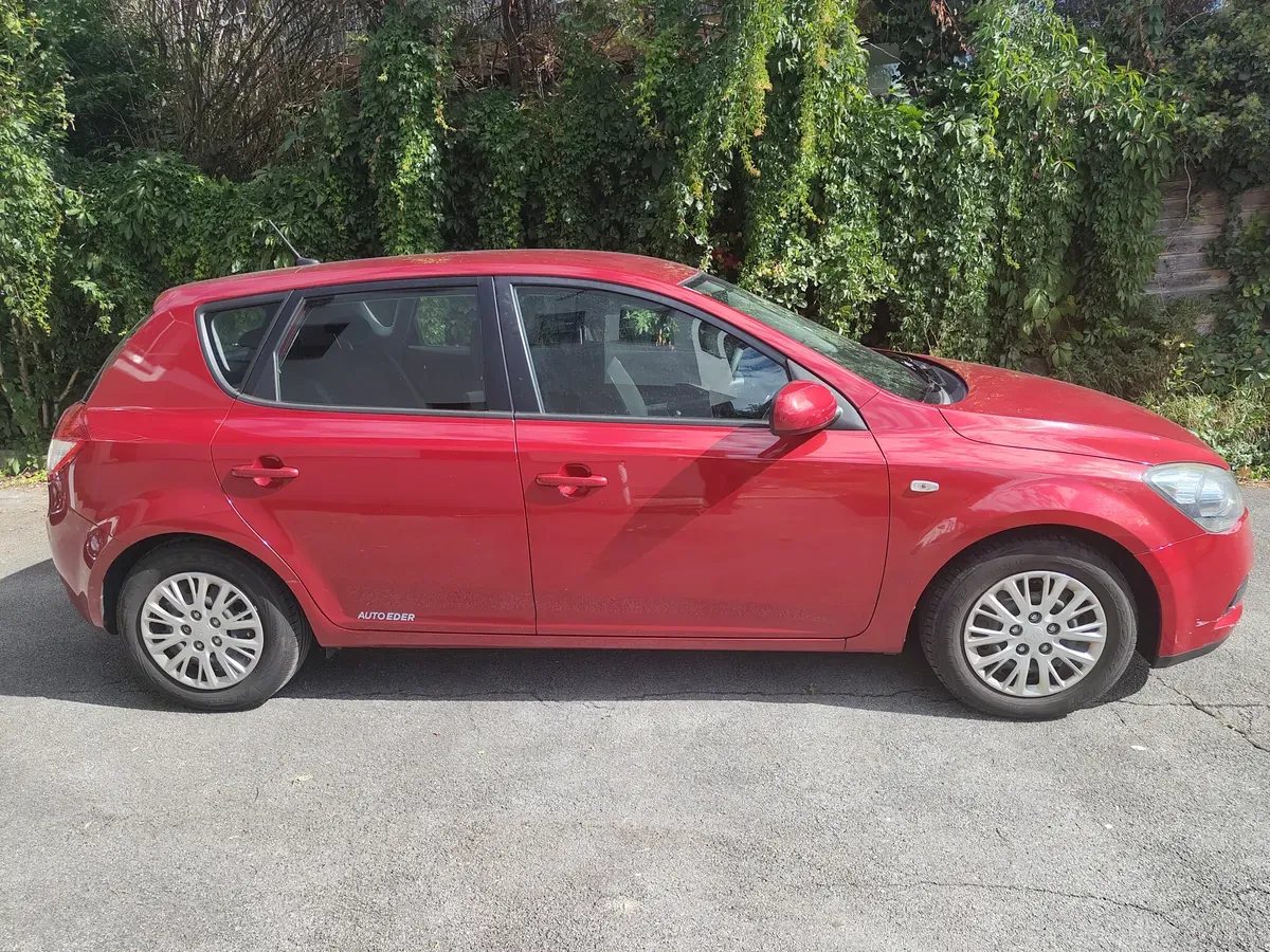 Kia Ceed 2010 photo 2
