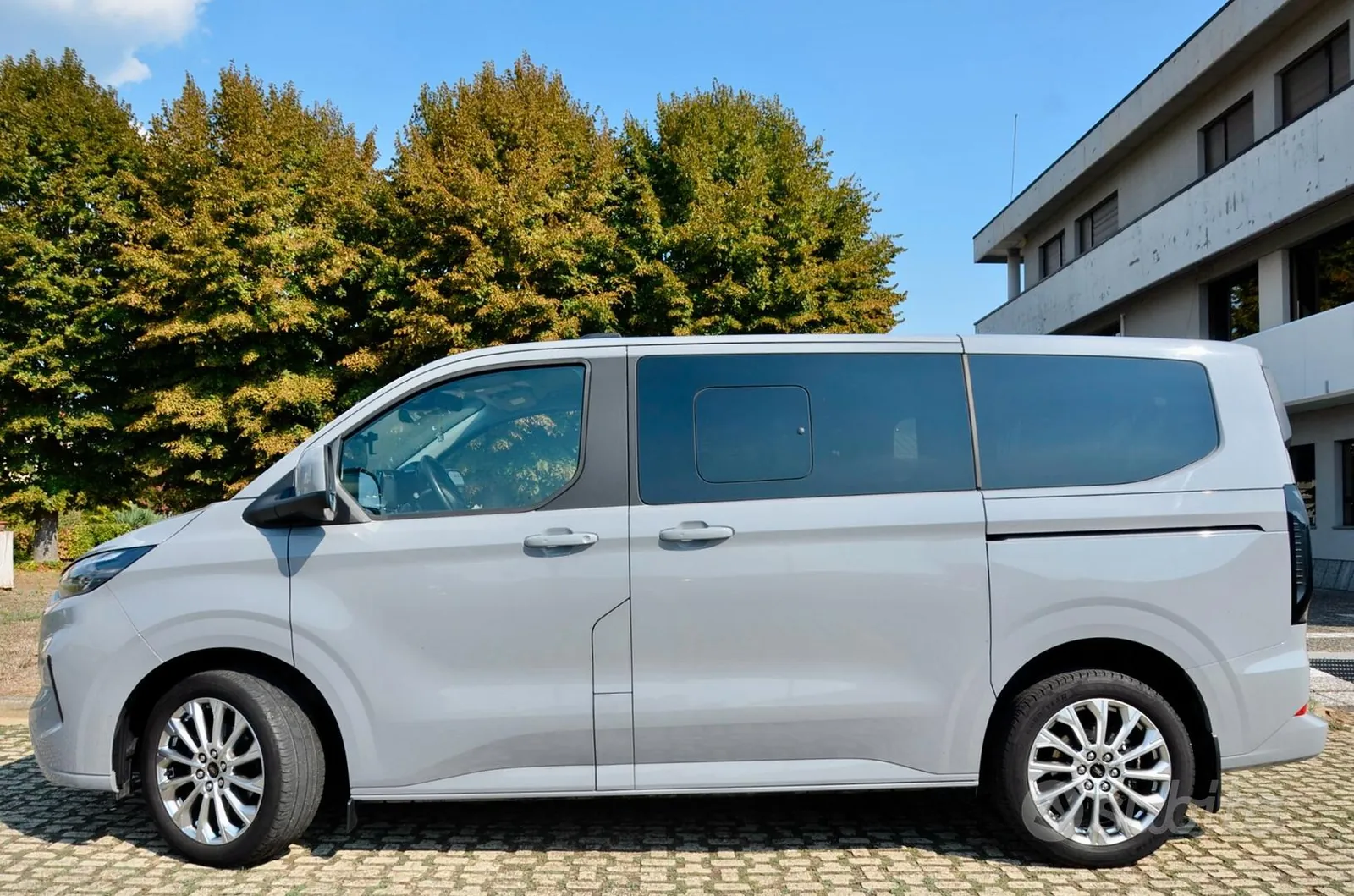 Ford Tourneo Custom 2024 photo 3