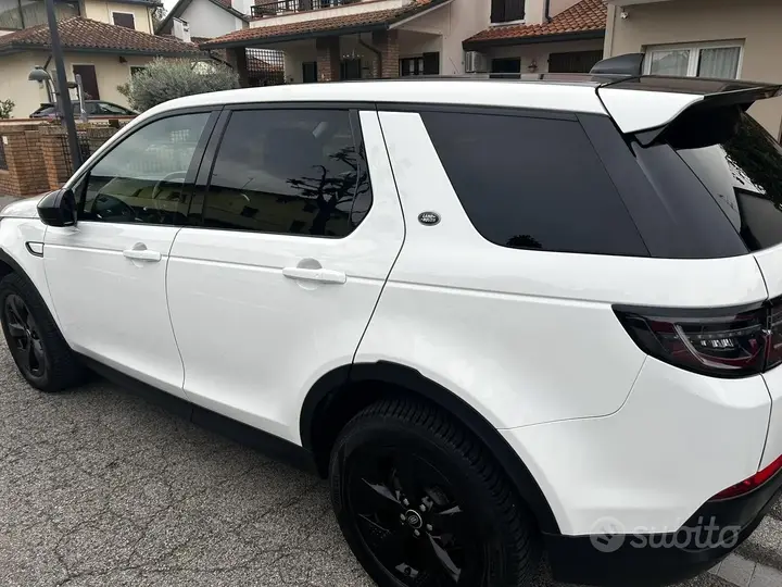 Land Rover Discovery 2022 photo 2