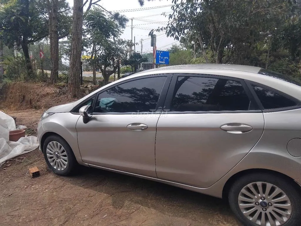 Ford Fiesta 2012 photo 2