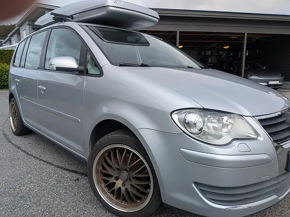 Volkswagen Touran 2009 photo 2