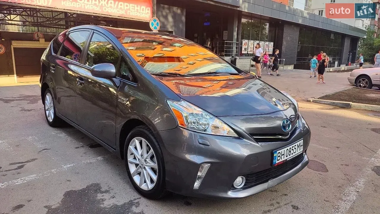 Toyota Prius V 2014 photo 2
