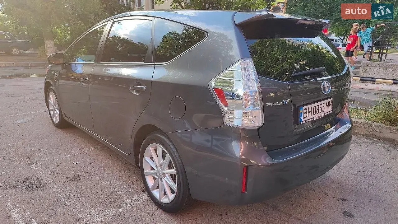 Toyota Prius V 2014 photo 4