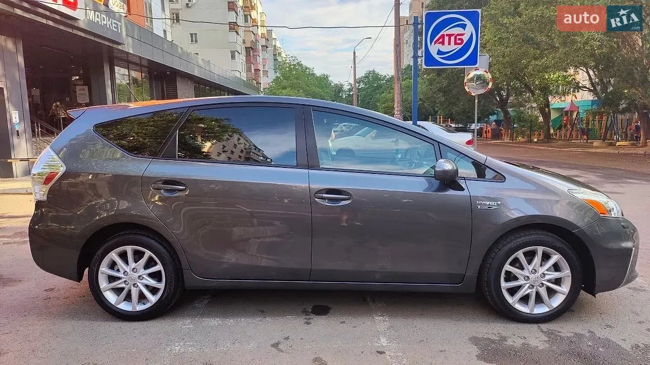 Toyota Prius V 2014 photo 3