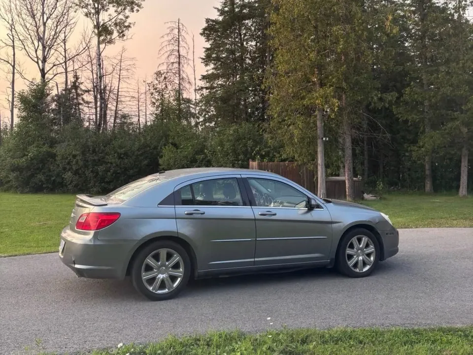 Chrysler Sebring 2010 photo 2