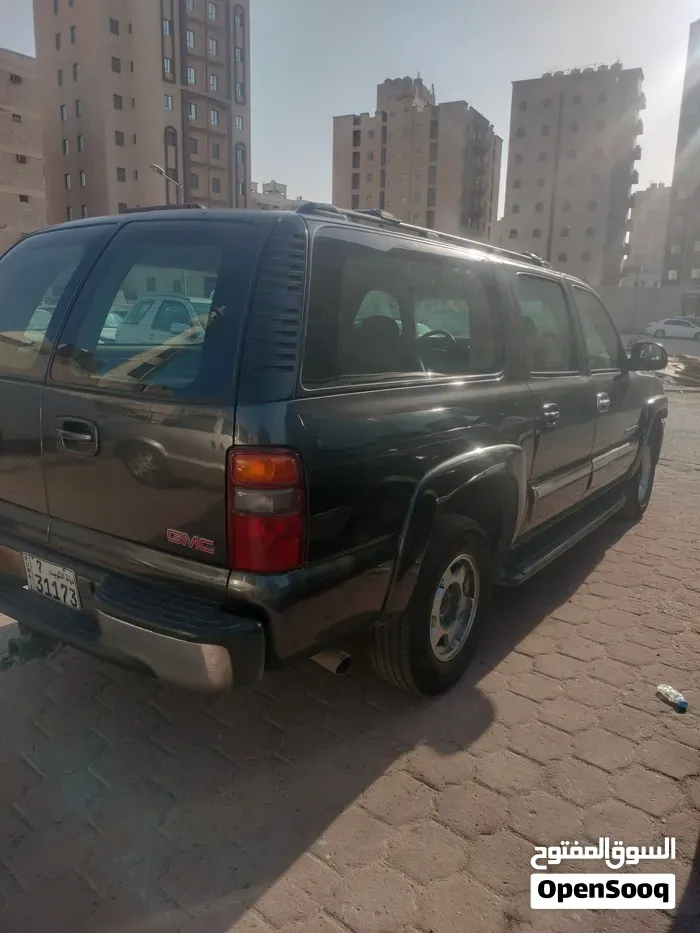GMC Suburban 2003 photo 2
