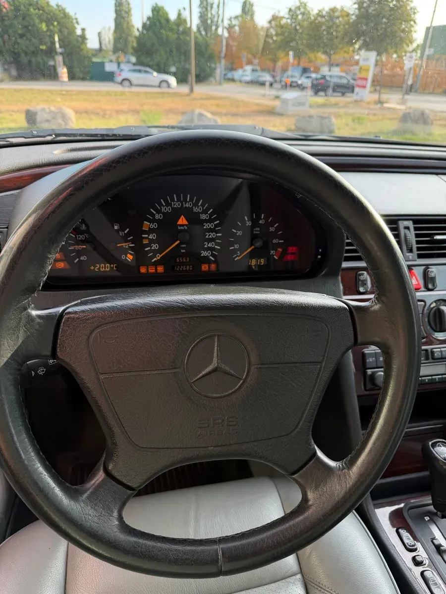 Mercedes-Benz 280 1996 photo 3