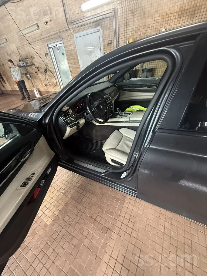BMW 740 2010 photo 2