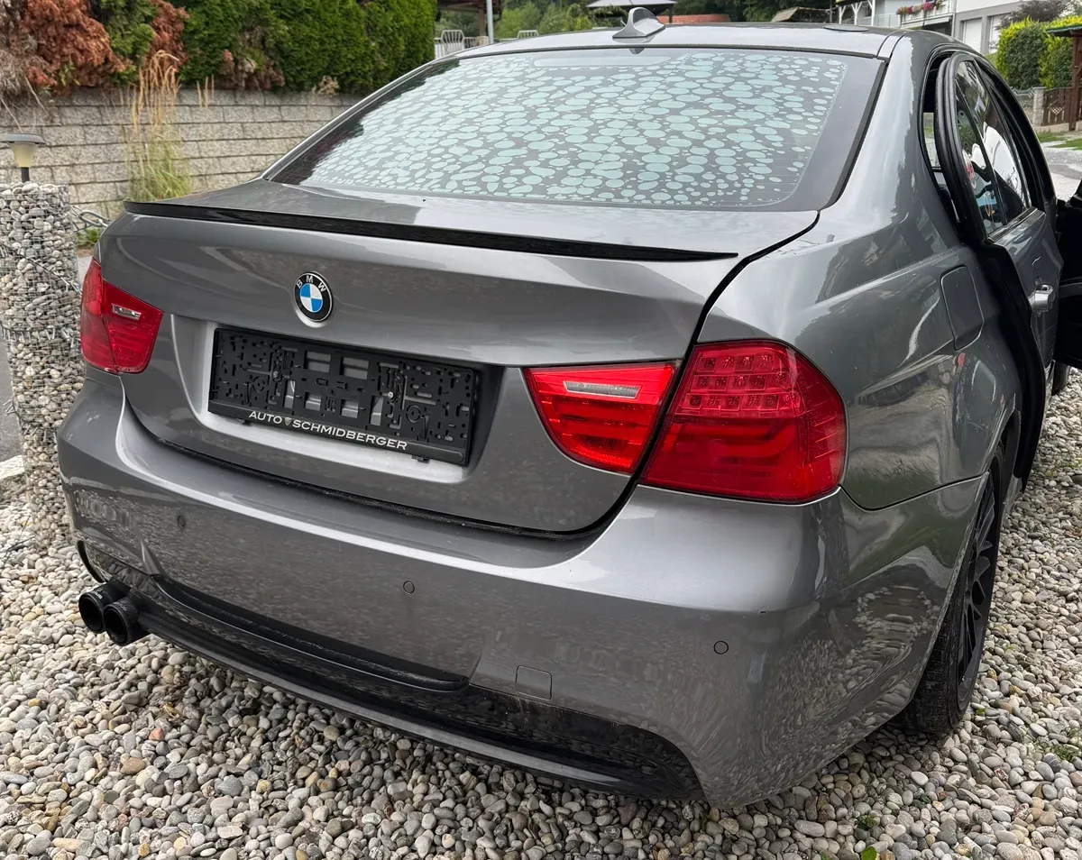 BMW 3 Series 2011 photo 2
