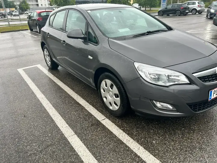 Opel Astra 2010 photo 3