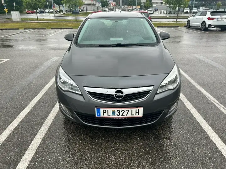 Opel Astra 2010 photo 2