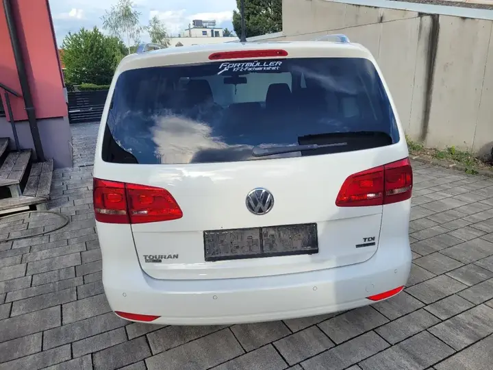 Volkswagen Touran 2012 photo 3