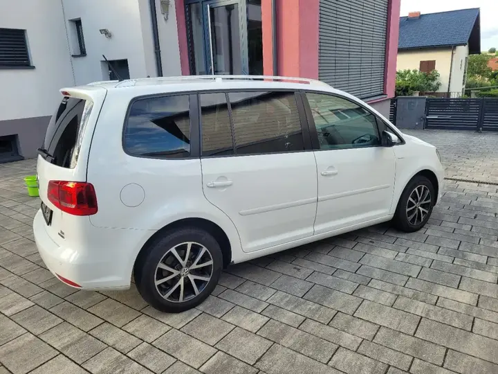 Volkswagen Touran 2012 photo 2