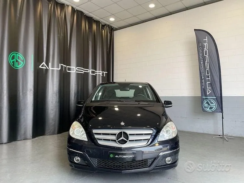Mercedes-Benz Class B 2010 photo 2