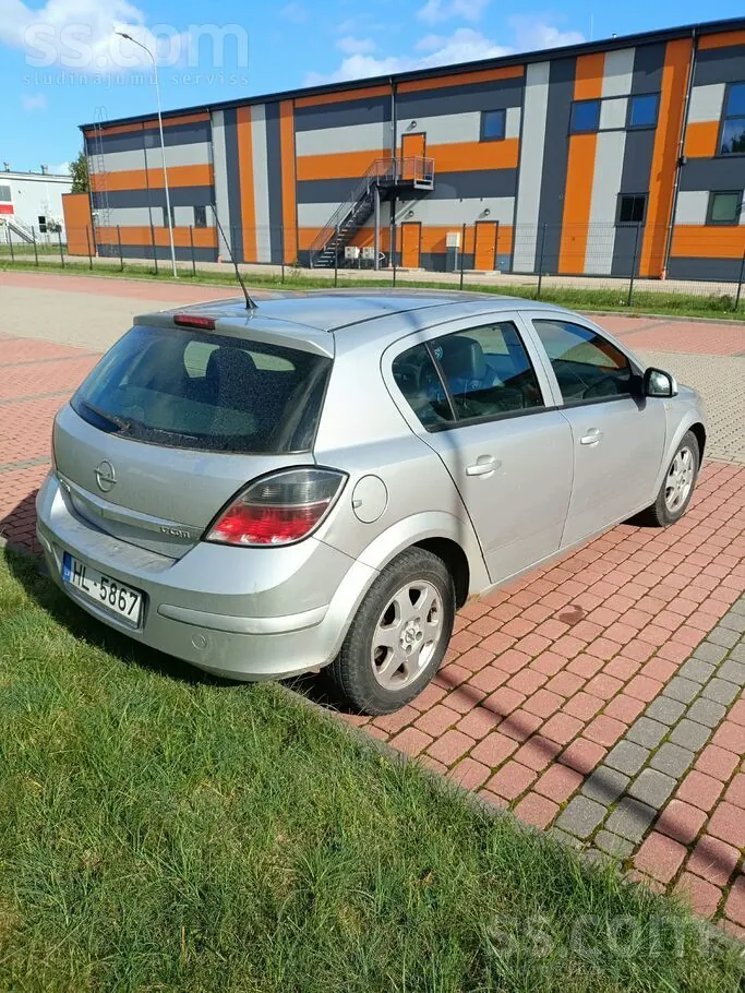 Opel Astra 2010 photo 3
