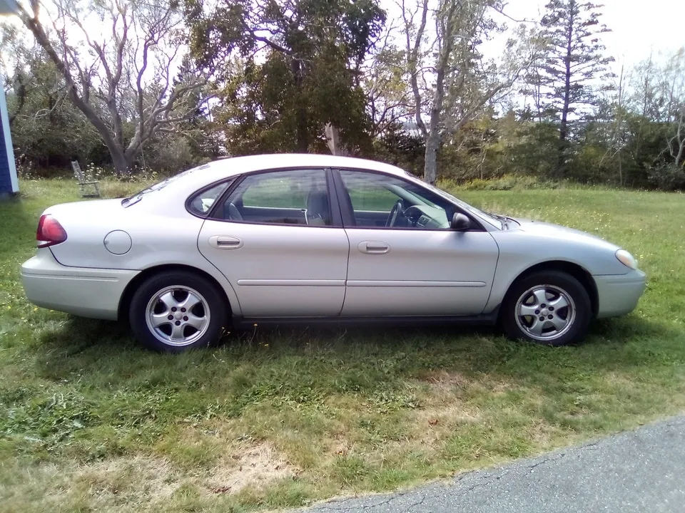 Ford Taurus 2004 photo 2