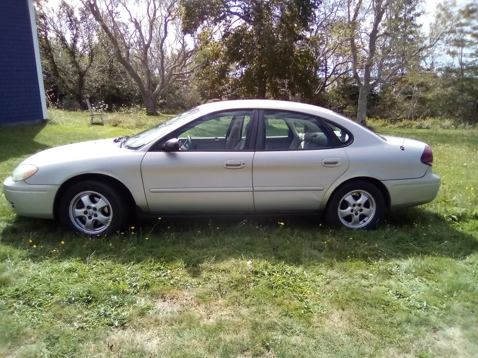 Ford Taurus 2004 photo 3