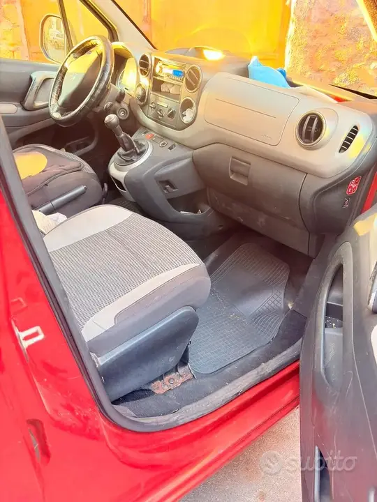 Peugeot 208 2010 photo 3
