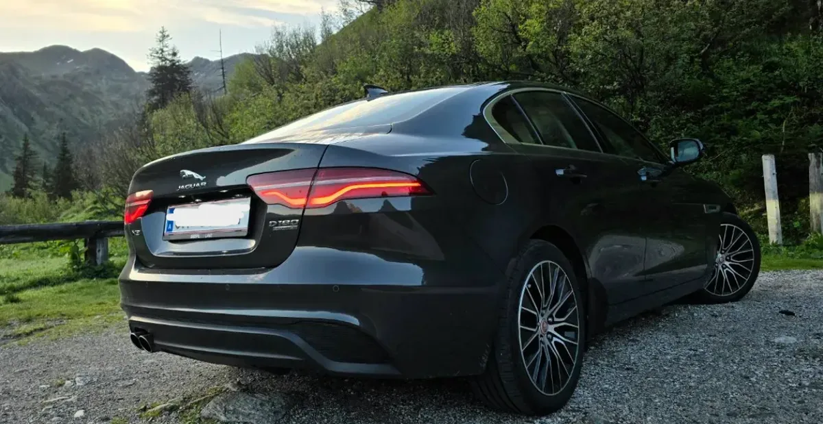 Jaguar Xe 2020 photo 2