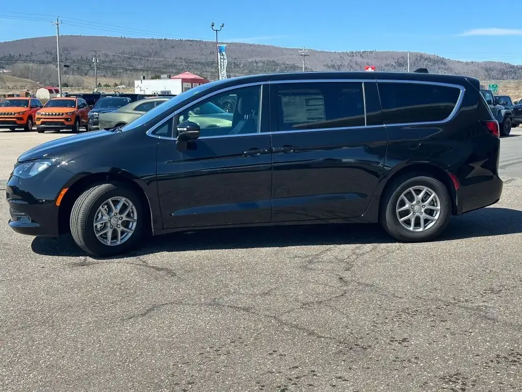 Chrysler Grand Caravan 2026 photo 4
