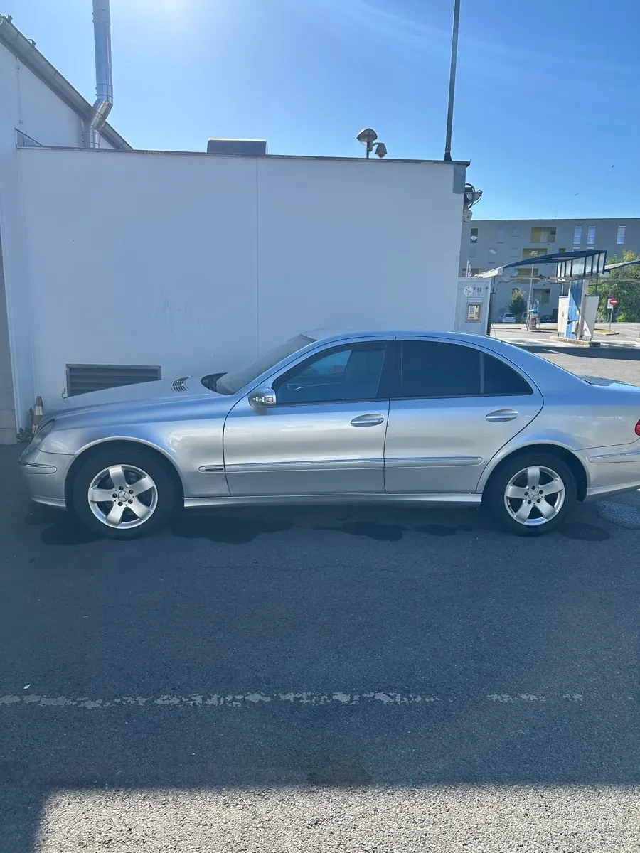 Mercedes-Benz E-Class 2006 photo 2