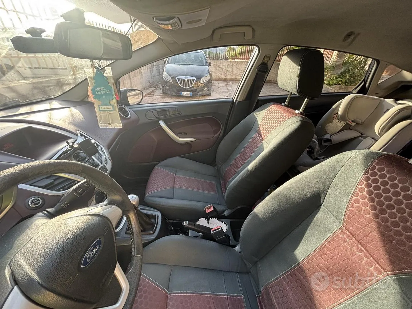 Ford Fiesta 2010 photo 2