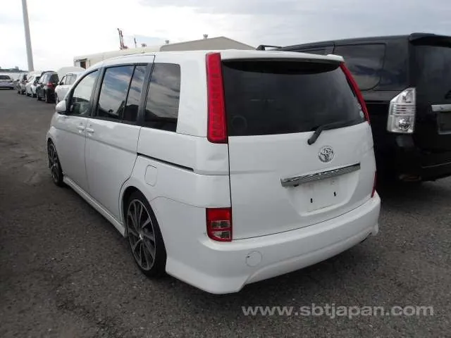 Toyota Isis 2005 photo 3