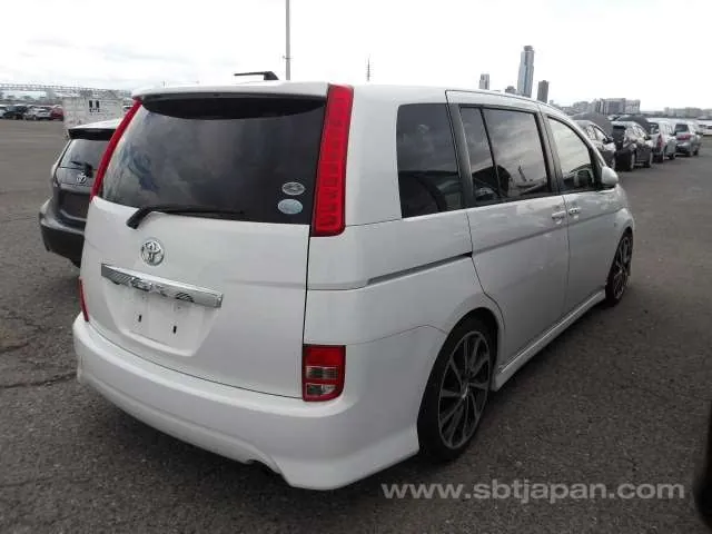 Toyota Isis 2005 photo 4