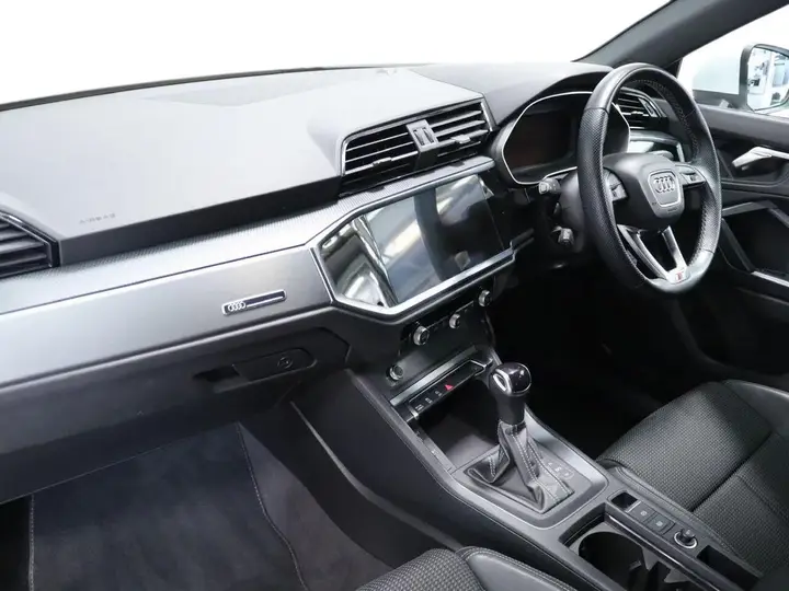 Audi Q3 2023 photo 2
