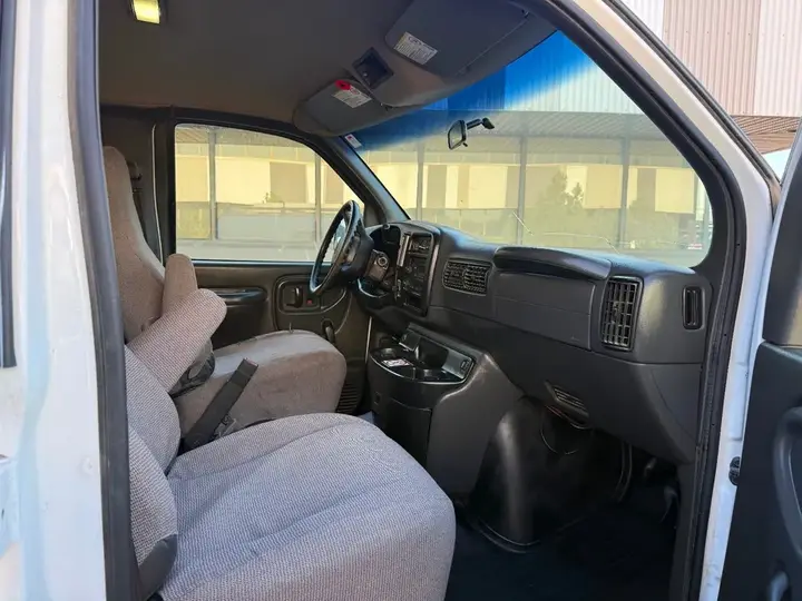 Chevrolet Express 2500 2002 photo 2