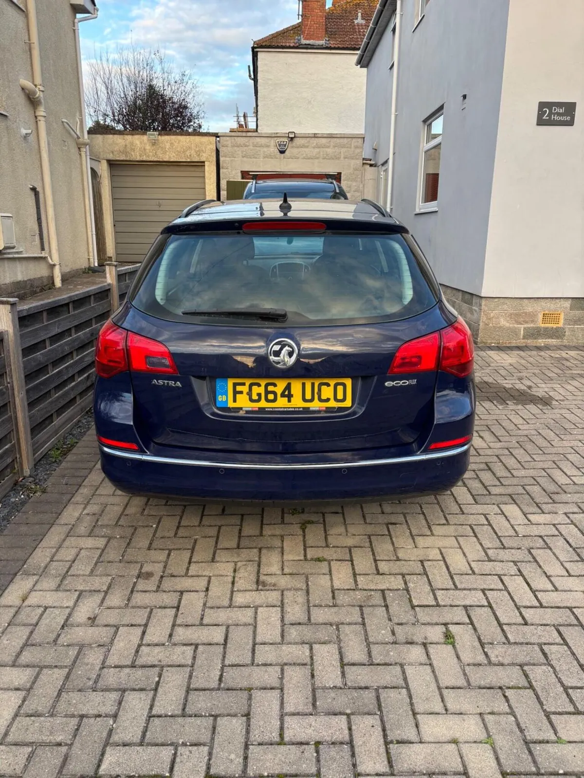 Vauxhall Astra 2014 photo 2