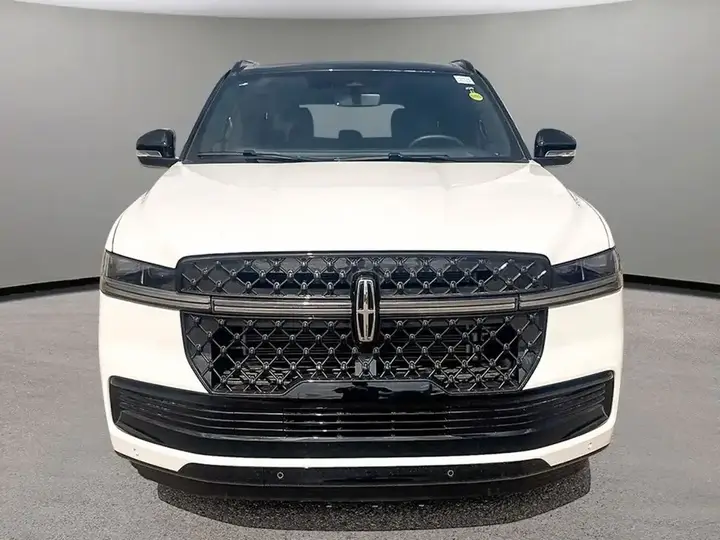 Lincoln Navigator 2027 photo 2