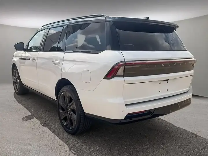 Lincoln Navigator 2027 photo 4