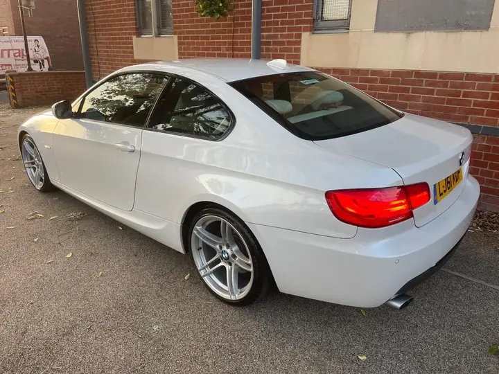 BMW 3 Series 2011 photo 5