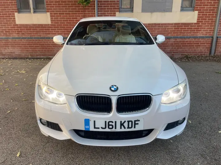 BMW 3 Series 2011 photo 2