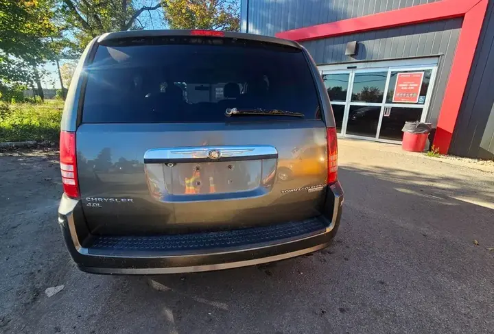 Chrysler Town & Country 2010 photo 3