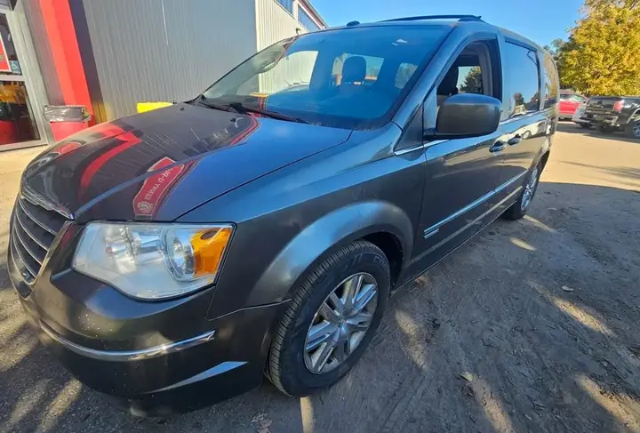 Chrysler Town & Country 2010 photo 5