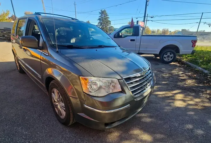 Chrysler Town & Country 2010 photo 2