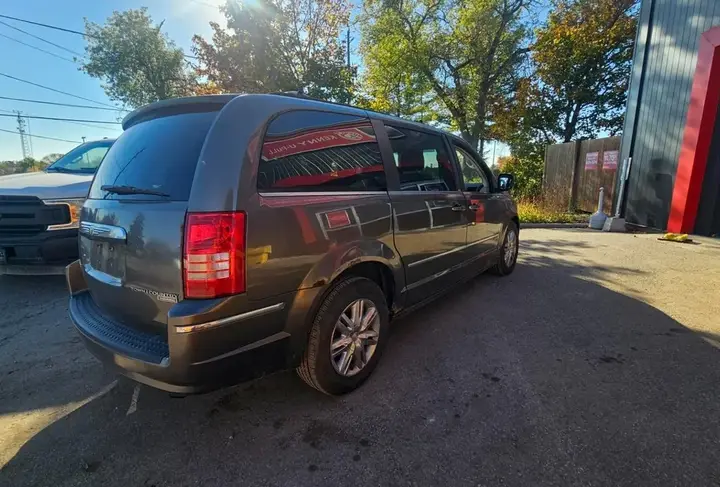Chrysler Town & Country 2010 photo 4