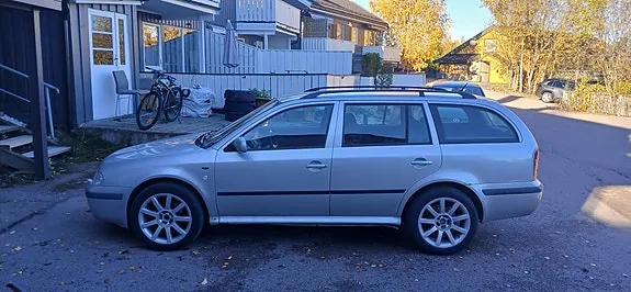 Skoda Octavia 2003 photo 2