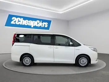 Toyota Noah 2015 photo 5