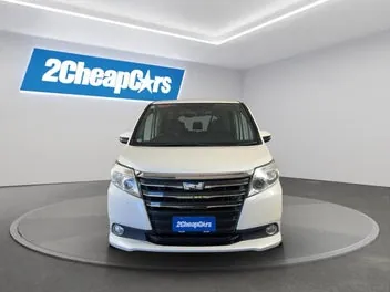 Toyota Noah 2015 photo 3