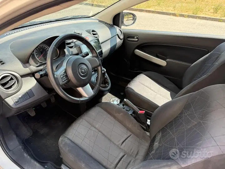 Mazda 2 2012 photo 5
