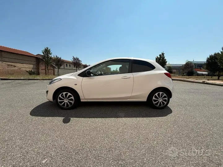 Mazda 2 2012 photo 2